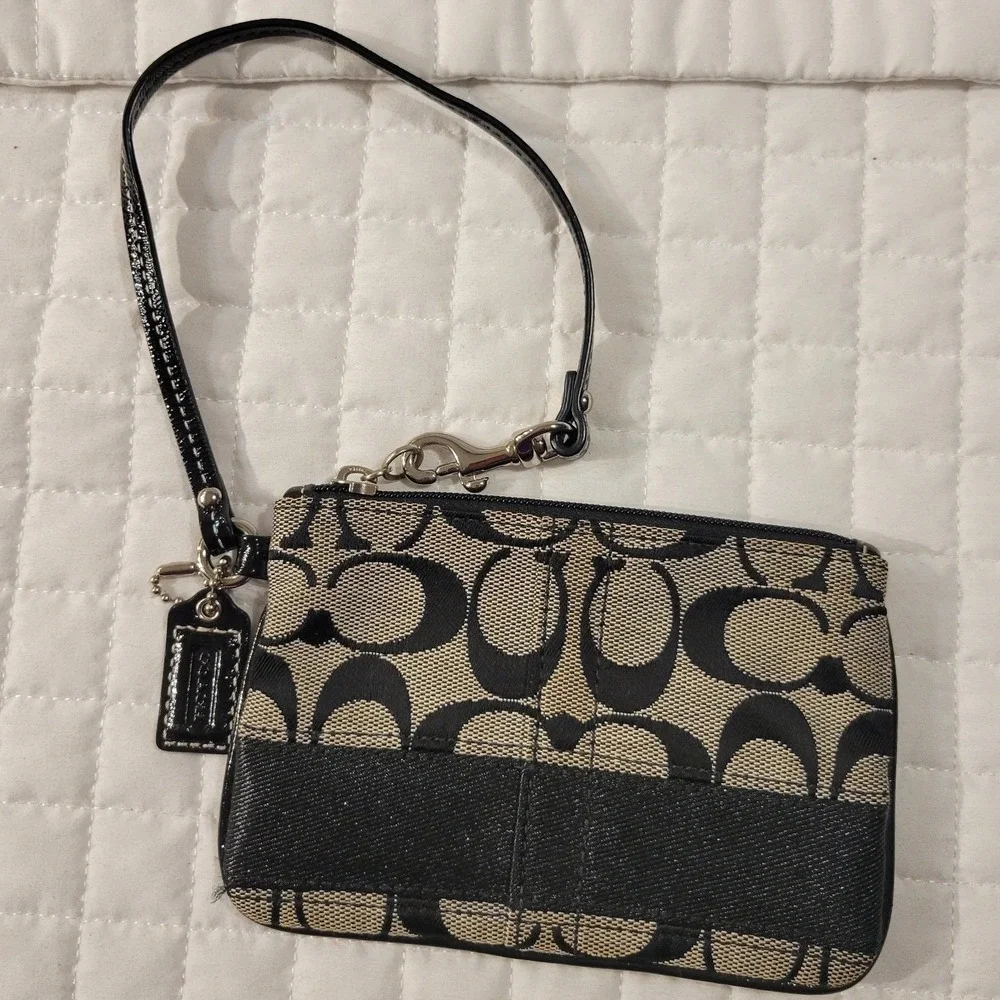 VTG Coach Signature C Jacquard Wristlet Black Vegan Leather Trim Shimmer Stripe
